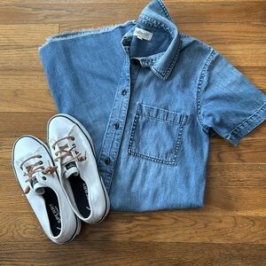 🧢Madewell short sleeve button down denim dress with raw hem. Size XS.